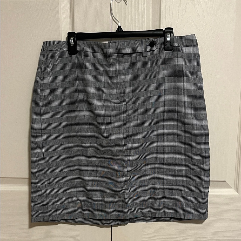 Jones New York, women’s blue and white plaid mini skirt, size 14